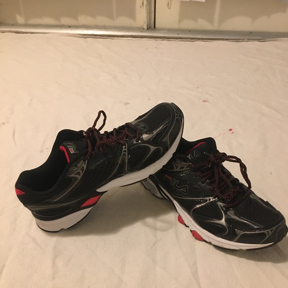 Mens 11 Black & Red Fila's